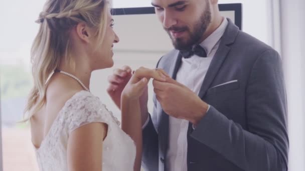 Mariée heureuse et marié en robe de mariée se préparer pour le mariage lors de la cérémonie de mariage. — Video