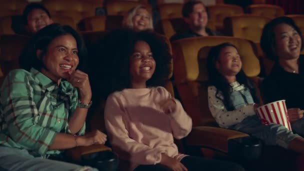 Penonton menonton film di bioskop. — Stok Video