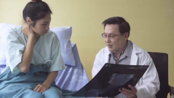 의사는 병원이나 진료소에서 환자를 돌봅니다. 건강 관리 개념. — 비디오