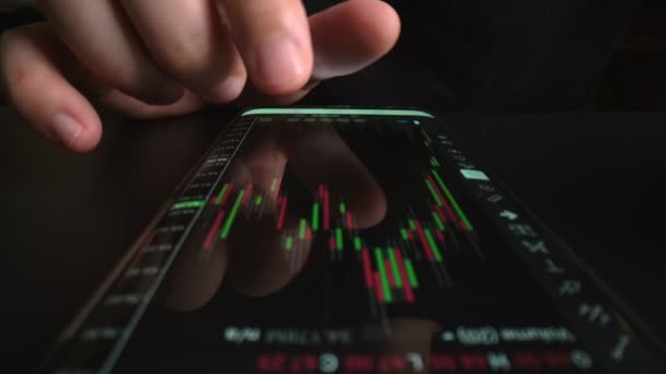 Homme d'affaires lisant le graphique du marché boursier sur téléphone mobile, trading en ligne. — Video