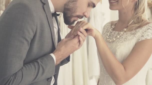 Felice sposa e lo sposo in abito da sposa si preparano per il matrimonio in cerimonia nuziale. — Video Stock