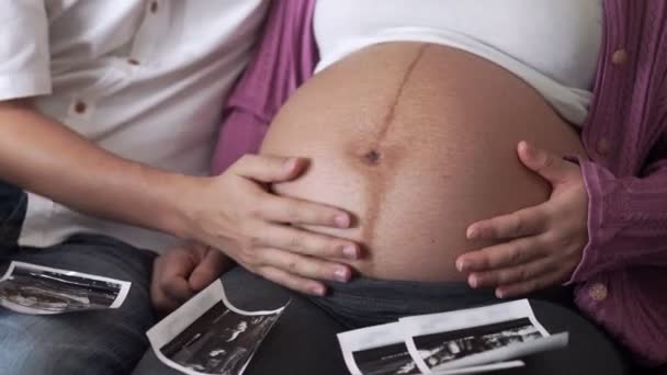 Couple enceinte se sent l'amour et se détendre à la maison. — Video