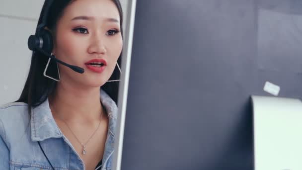 Agent de soutien à la clientèle ou centre d'appels avec casque parlant au client au téléphone. — Video