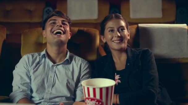 Pubblico di persone che guarda film nel cinema. — Video Stock