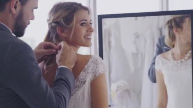 Gelinlikli mutlu gelin ve damat düğün törenine hazırlanın..