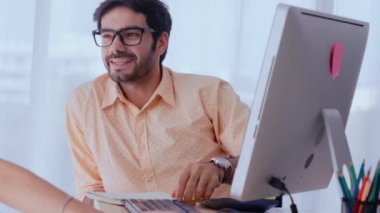 Yaratıcı iş adamları grubu iş yerindeki ofis masasında sohbet ediyorlar..