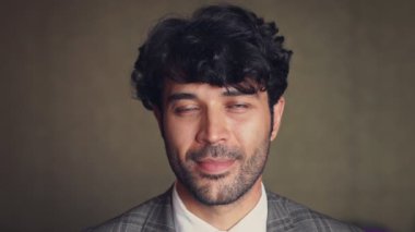 Orta Doğulu genç bir adamın yakın portresi..