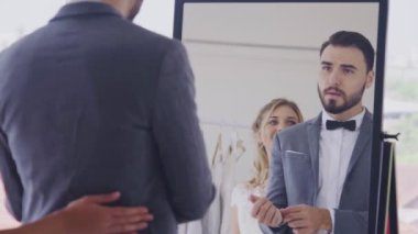 Gelinlikli mutlu gelin ve damat düğün törenine hazırlanın..
