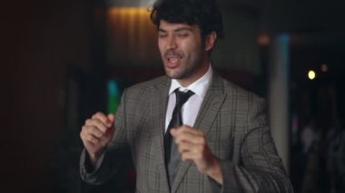 Neşeli ve neşeyle dans eden bir adam