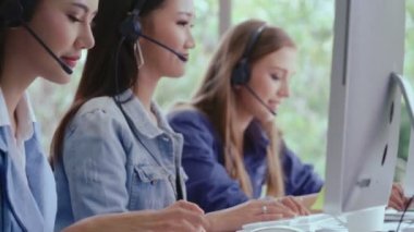 Müşteri destek acentesi ya da telefon görüşmesi yapan kulaklıklı çağrı merkezi.