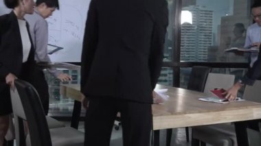 Asyalı işadamları pazarlama stratejisini tartıştılar.