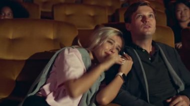 İnsanlar sinemada film izlerler..