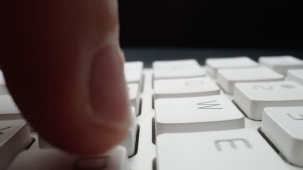 Primer plano lapso de tiempo escribiendo en el teclado con los dedos. Macro suave enfoque dolly tiro — Vídeos de Stock