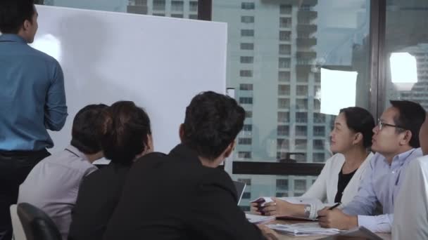 Los empresarios asiáticos discuten estrategia de marketing. — Vídeos de Stock