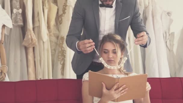 Felice sposa e lo sposo in abito da sposa si preparano per il matrimonio in cerimonia nuziale. — Video Stock