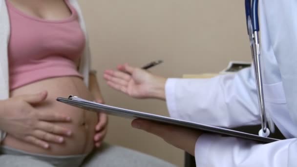 Terhes nő és nőgyógyász orvos a kórházban — Stock videók