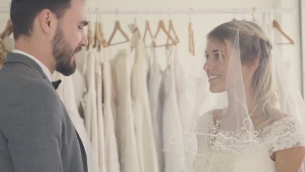 Novia feliz y novio en vestido de novia prepararse para casarse en la ceremonia de la boda. — Vídeos de Stock