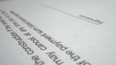 İşadamı, ofis masasındaki belge kontratına imza attı.