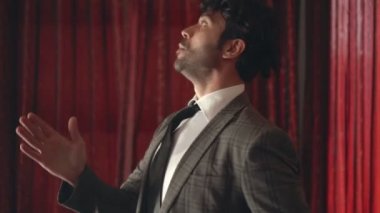 Adam robot gibi dans ediyor.