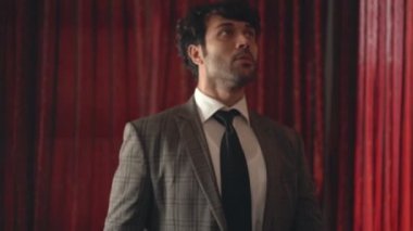 Adam robot gibi dans ediyor.