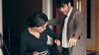 Erkekler ve kadınlar kulüpte mutlu bir şekilde dans eder..