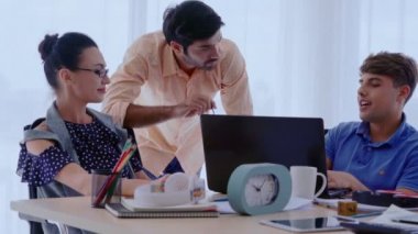 Yaratıcı iş adamlarının grup toplantısı, tasarımcı ve sanatçı ofis masasında..