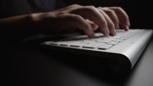 Primo piano digitando sulla tastiera con le dita dell'uomo. Macro soft focus dolly shot. — Video Stock