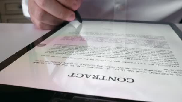 Человек подписывает цифровой контракт на планшетном компьютере в закрытом режиме. — стоковое видео