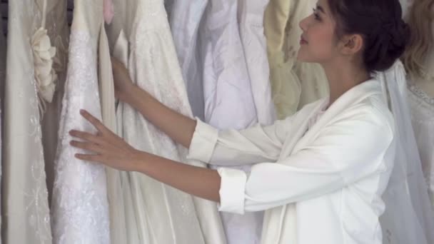 Future mariée choisir robe de mariée pour sa cérémonie de mariage à venir. — Video