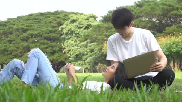 Happy asian couple having fun in university park. — Stock Video