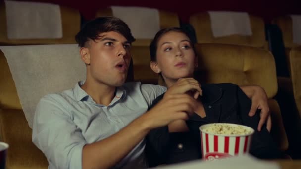 İnsanlar sinemada film izlerler.. — Stok video