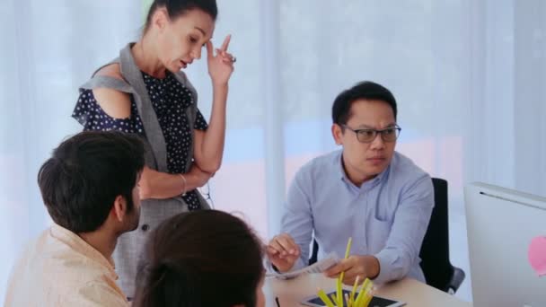 Gente de negocios infeliz en reunión de grupo después del fracaso del proyecto. — Vídeo de stock