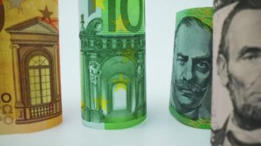 Döviz bozdurma konsepti. Birçok farklı ülkenin banknotları.