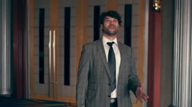 Takım elbiseli adam robot gibi dans ediyor..