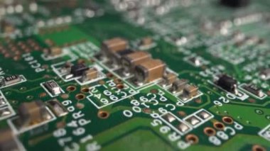 Yeşil Yazdırılmış Devre Tahtası Elektronik 'in Dolly ile Aşırı Yakın Çekimi