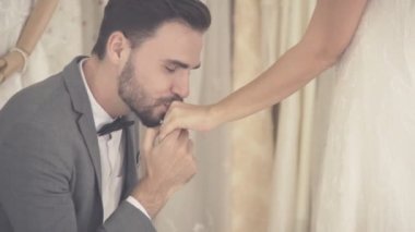 Gelinlikli mutlu gelin ve damat düğün törenine hazırlanın..