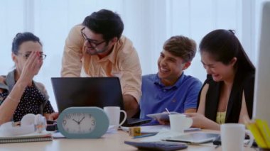 Yaratıcı iş adamlarının grup toplantısı, tasarımcı ve sanatçı ofis masasında..