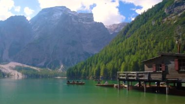Dolomites 'teki Braies Gölü Dağları İtalya' yı arıyor.