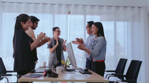 Gente de negocios exitosa celebrando el éxito del proyecto en la oficina. — Vídeos de Stock