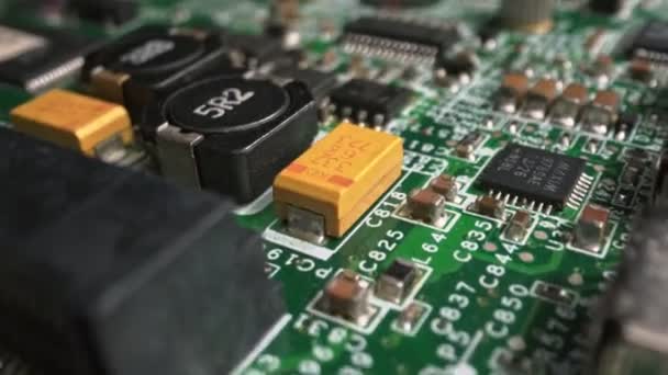 Extremo primer plano de la placa de circuito impreso verde Electrónica con dolly — Vídeo de stock