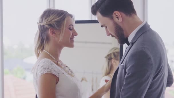 Novia feliz y novio en vestido de novia prepararse para casarse en la ceremonia de la boda. — Vídeos de Stock