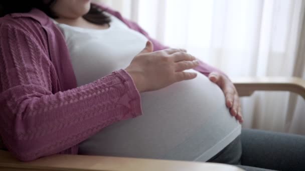 Couple enceinte se sent l'amour et se détendre à la maison. — Video