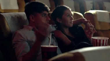 İnsanlar sinemada film izlerler..