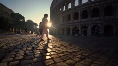 İtalya, Roma 'da Colosseum' un önünde kalabalık bir sokak var.