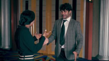 Takım elbiseli adam robot gibi dans ediyor..