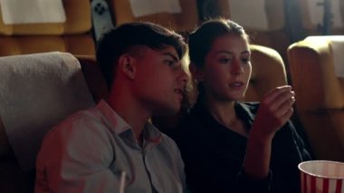 İnsanlar sinemada film izlerler..