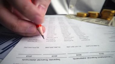 Ofis masasındaki kağıt torpido gözünde iş pazarlama verilerini analiz eden muhasebeci.