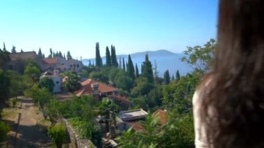 Trsteno Botanik Bahçesinde Kadın Gezgin - Hırvatistan