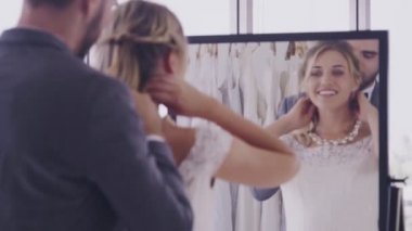 Gelinlikli mutlu gelin ve damat düğün törenine hazırlanın..