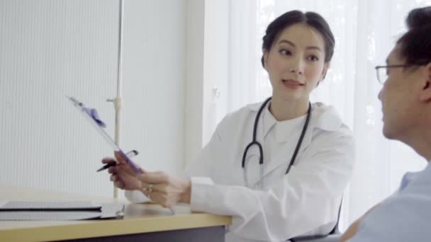 Médico cuidar do paciente no hospital ou clínica médica. Conceito de saúde. — Vídeo de Stock